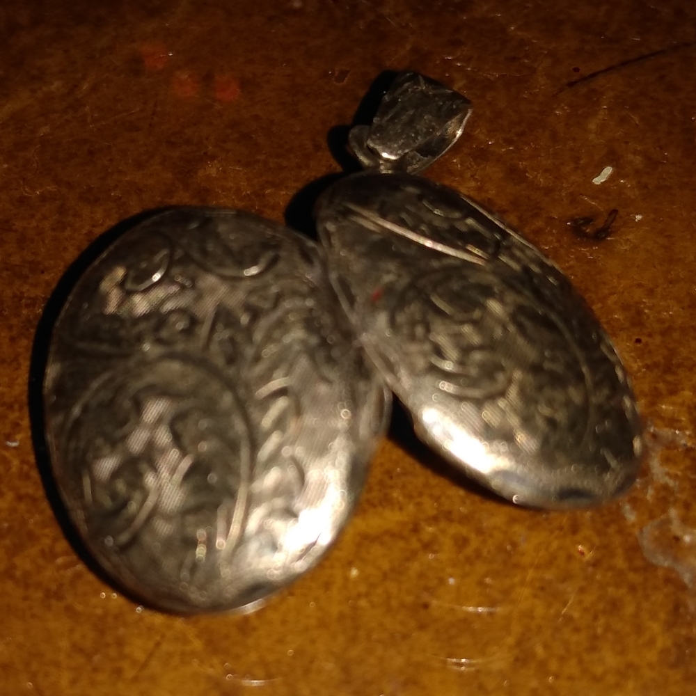 VINTAGE LOCKET - Picture 3 of 7